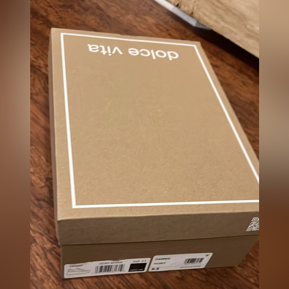 Dolce Vita Dannis ivory sneakers size 6.5
Cream color - Picture 8 of 9